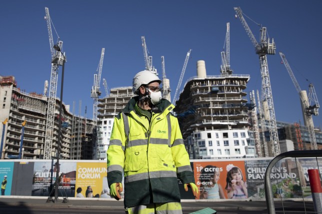 A construction worker wears a mask. © Dan Kitwood/Getty Images